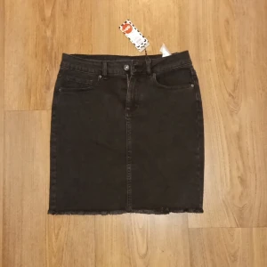 Jeanskjol - Säljer nu denna jeanskjolen/minikjol i jeans då den inte kommer till användning. Bra skick då jag aldrig använt den! Mer bilder kan skickas om det skulle behövas! Köparen står för frakt. 