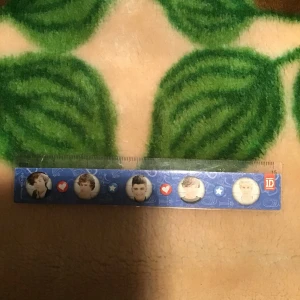 One direction linjal  - FRAKT: 15kr Priset kan diskuteras vid snabb affär! -från 2012, rare -perfekt till skolan :) -bra skick 