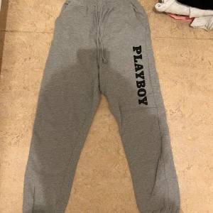 Grå Playboy Mjukis byxor - Kan köpas som set, 299 tillsamman med tröjan till. Vill ni ha bild när jag har på mig den så kan jag lösa det! Kan mötas upp i Göteborg centrum.