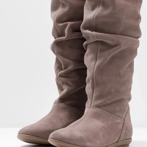 Mis Pepas, Höga Boots - Hej! Säljer nu mina fina Mis Pepas stövlar💕 Storlek 40. Oanvända! Helt nya! Priset går att diskutera! Ny pris: ca 1.300 sek.  Säljer pga av fel storlek.  Något annat du undrar över? Tveka inte att skriva.
