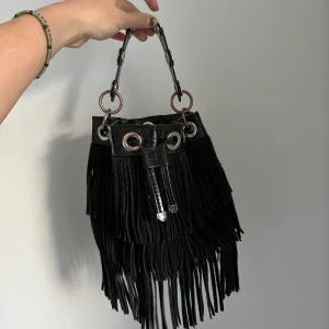 Fransväska från Zara - Fransväska från Zara. Rymlig för dess storlek samt har ett band man kan dra åt för att stänga väskan. 