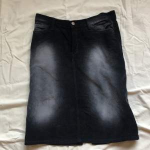 Mörkblå corduroy-kjol köpt på humana men används för lite av mig! 60 cm lång ungefär💕