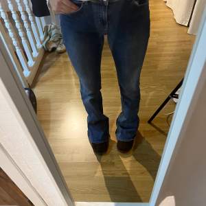 jättefina lågmidjade bootcut jeans från stradivarius. knappt använda så dem är i väldigt bra skick💕 