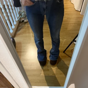 lågmidjade jeans - jättefina lågmidjade bootcut jeans från stradivarius. knappt använda så dem är i väldigt bra skick💕 