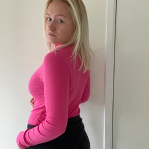 Rosa polotröja  - Rosa polotröja med ett sött hjärta på halsen. Jag är 173 och brukar ha strl M för referense. 