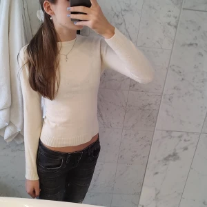 Vit stickad tröja strl M - Vit stickad tröja från Valerie Afalo i storlek M 