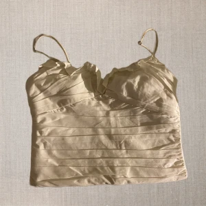 Zara linne volanger  - Säljer detta oanvända jättefina linnet från zara!🤍Lite skrynkligt just nu men det är bara för att det har legat länge :) Ribbat baktill så blir snygg passform på alla Finns i dm för frågor och bilder, köpare står för frakt 📦 