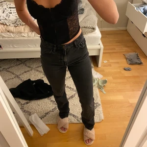 Raka jeans - Skitsnygga långa jeans från Nelly. Är 174 och det är långa i benen på mig. Är en 36a och dom sitter bra på mig