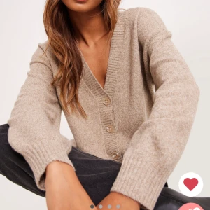 Kofta från Vero Moda  - Kofta från Vero Moda i storlek M, supermjuk oversized fit. Funkar att ha öppen men även superfin knäppt. Endast testad men har tagit bort lappen och kan inte skicka tillbaka den, därav säljer jag den.  🌟 Färg: beige  Storlek: M  Köpt för 349kr. 