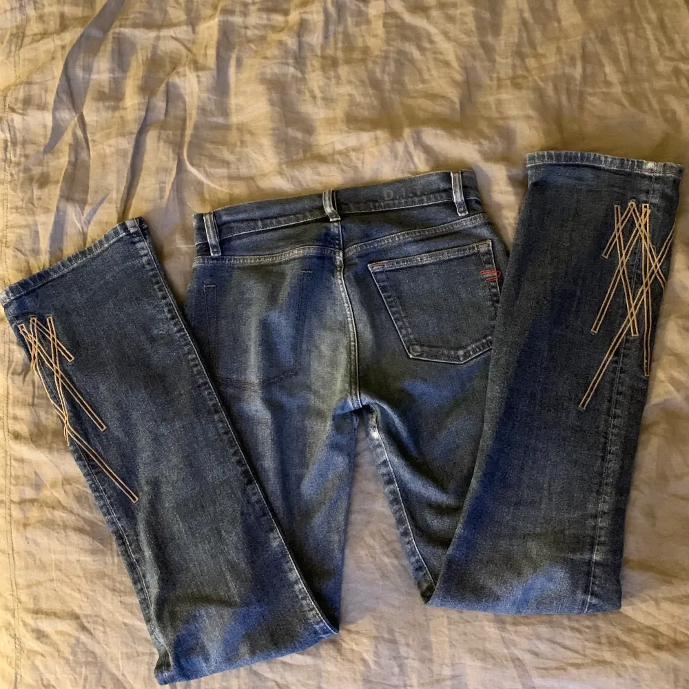 Bootcut jeans från diesel med brodyr längst ner, storlek 27. Frakt på mellan 66-99kr tillkommer, kan annars mötas i Stockholm!. Jeans & Byxor.