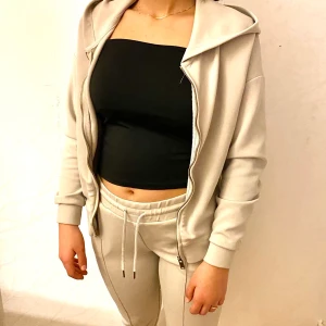 Sett - Kofta o byxa. Beige. 