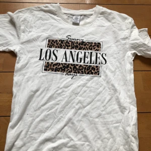 T-shirt - T-shirt från Lindex. Använd några gånger 💗 frakt tillkommer på 30kr!