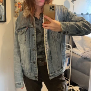 Levis sherpa trucker jacket  - Levis sherpa trucker jacket, köpt för längesedan och kommer inte till användning längre. Storlek S, men varierar beroende på vilken fit man vill ha. Jag med storlek M skulle säga att den är en översized S eller vanlig M. Ny kostar runt 1500 så fynd!