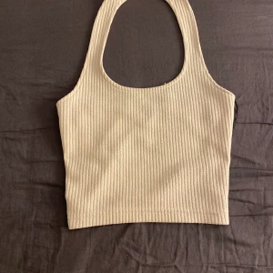 beige topp som man har runt halsen - beige topp jättebra skick!