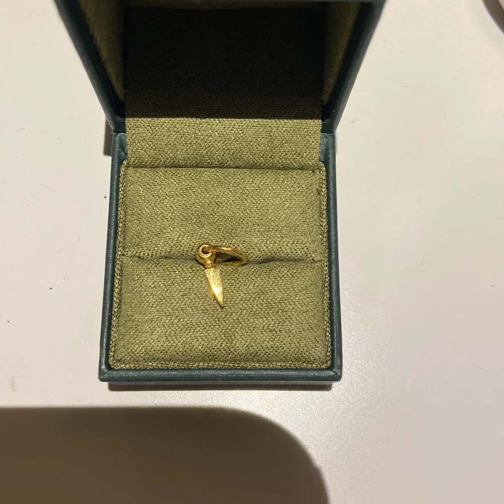Säljer mitt så fina ”tiny poison” örhänge i guld❤️ den gamla modellen. Asusteet.
