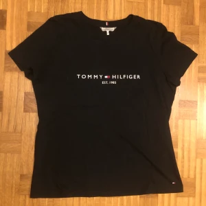 Tommy Hilfiger t-shirt - Använd en gång, säljer pga kommer inte till användning. Köptes för 699kr på Kids Brandstore.