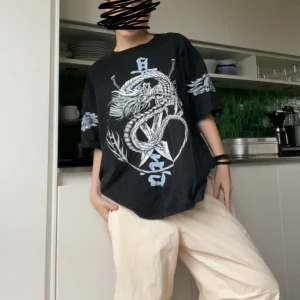 vintage tee - så ball topp med mönster på både fram och baksidan vilket gör att man kan ha på sig den åt vilket håll man vill. dunder skick, levlar upp en hel drip 