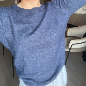 Marinblå stickad tröja - Från VILA i storlek XS
