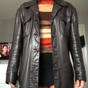 Skinn blazer/jacka - Världens finaste skinn jacka!! Älskar den men har andra jackor jag använder mer. Den är köpt second hand för 2 år sen och är flitigt använd och har mycket charm. Skiftar i mörk brunt/svart. Går ypperligt att ha på vintern och hösten. Vintage 😍
