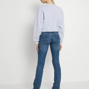 Pepe jeans London Saturn - Säljer mina mörkblåa Pepe Jeans London i modellen Saturn. Köpa på Zalando i våras, lågmidjade jeans! Bra längd på mig som är 168 cm lång. Inga defekter använda fåtal gånger! 💞