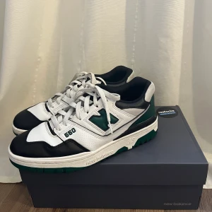New Balance 550 - Säljer mina New Balance 550 i storleken 40 1/2 (passar även 39-40). Sparsamt använda i bra skick. Köpta på Restocks där nypriset är 6800kr. Säljer för 2000kr inkl frakt. Hör av er vid frågor och funderingar🤎 