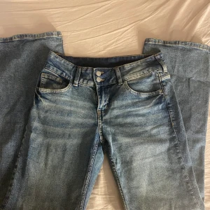 Angelic bootcut jeans - Blåa bootcut jeans som sitter mid/low på höfterna. Har lite stretch i materialet så det sitter bekvämt. Bra längd (jag är 169). TRYCK INTE PÅ KÖP NU!!