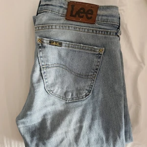 Jeans  - Jeans från Lee köpta second hand, bootcut i modellen och går ner till marken på mig som är 168 cm, sitter lågmidjat. Säljer då de är lite små på mig. KÖP DIREKT FÖR 500❤️