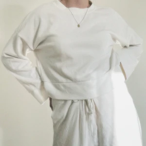Vit sweatshirt - Varm + gosig tröja. Perfekt nu till ruskigt väder.🌧️🧸Köpt för 2 år sedan. Jag bär vanligtvis M-denna är S, sitter toppen!. Som ny; -små fläckar på framsidan som endast syns ibland (går att få bort med rätt medel). Skriv vid frågor💗