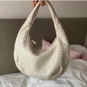 Bottega veneta hobo bag - Intressekoll på min bottega veneta hobo bag. Äkthetskontrollerad i butiken. Har några slitningar vid dragkedjan  men det syns inte när man använder den. Så fin o passar till allt❤️