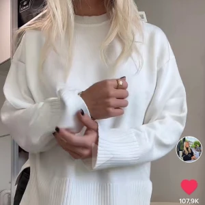 Zara tröja - Vit jättefint stickad tröja från zara! Kommer inte till användning längre och därför säljer jag den!❤️ använd men inga synliga fläckar, skador eller så. Lite smink vid kragen men det går bort ifall man tvättar. Kan tvättas innan den skickas⭐️❤️