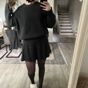 Stickat set - Stickad kjol och tröja från zara i mycket bra skick.