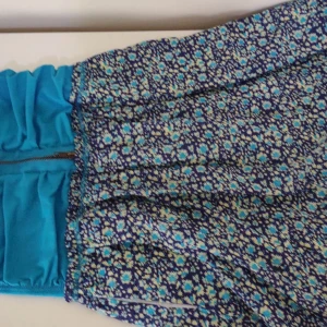 xS klänning  - En blå xs klänning från H&M de e kunden som betalar frakt 