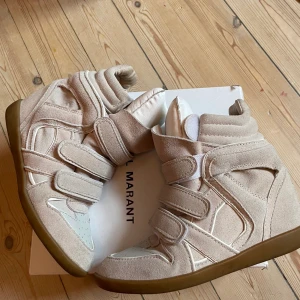 Säljer Isabel Marant skor!❤️😆 - Storlek 38!! Mycket bra skick och man får påse med!💖❤️ Asnajs nu i höst och vinter