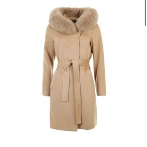 Hollies ullkappa  - Mellanlång kappa i ull och en huva med äkta rävpläs. Omlottmodell som stängs med knytbälte  Stl 38 (passar även 36)  nypris 5999kr. Mycket gott skick. Endast använd fåtal ggr.