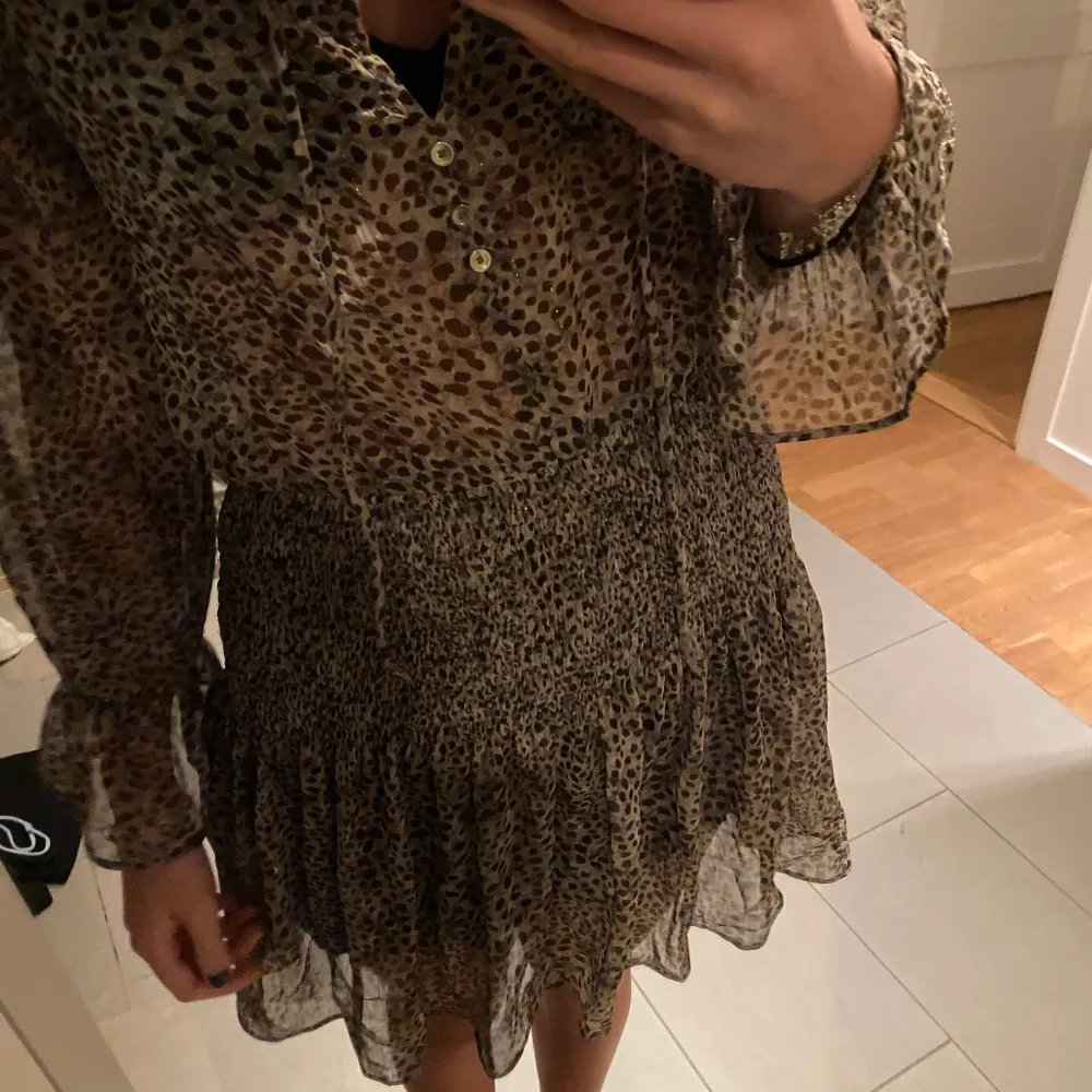 Jättesnygg leopard mönstrad klänning från zara🖤🤎storlek m men passar mig som är s!. Klänningar.