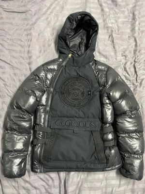 Glorious Gangsta jacka  - Jag ska sälja min Glorious Gangsta jacka som är i storlek S. Jackan är i god skick det ända som finns är det som ni kan se i sista bilden. Hör av er vid intresse!