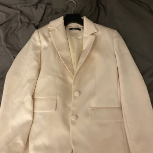 Kavaj - Jätte fin vit cream vit kavaj som tyvärr är för liten på mig, bra skick! Nypris 699kr