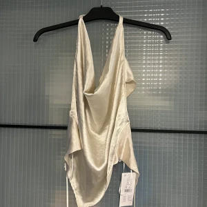 Topp från Ginna - Topp från Gina, super fin, öppen i ryggen. Champagne färg. Aldrig använt prislapp kvar!