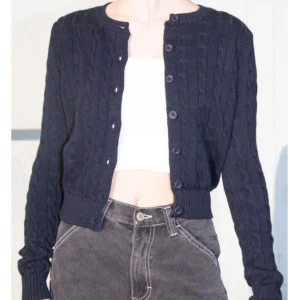 Brandy Melville Olsen Sweater - Stickad mörk blå cardigan från brandy, köpt för 418 men säljer för 200💕