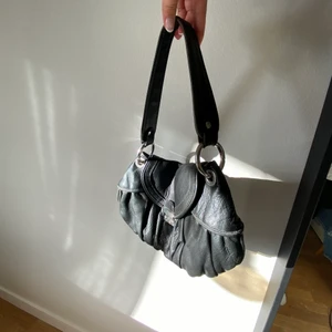 Svart väska - Svart väska köpt secondhand, kontakta för frågor osv💕