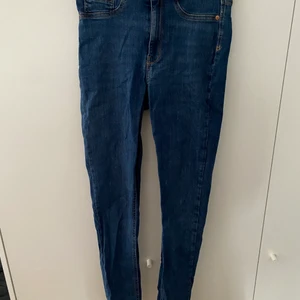 Skinnyjeans blå, strl M - Inte min stil längre därför säljes dem. Obs köparen står för frakt. 