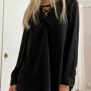 Blus - Svart blus från bikbok med snörning, inte genomskinlig och storlek xs. Köparen står för frakt