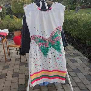 Vit klänning - Jag säljer den här fina klänningen som är i nyskick. ✨Köparen står för frakt.✨