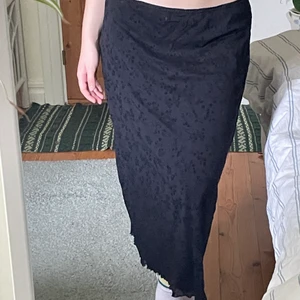 Långkjol - Jättefin svart långkjol med mesh och blommor på. Kan bäras både lågmidjat och högmidjat🧚 