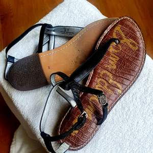 Platta sandaler fr Sam Edelman i svart läder, str 39, jättebra skick, pris 300 kr