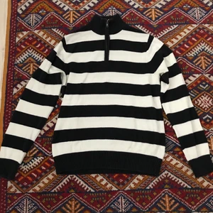 Blårandig tröja - Mysigt tröja köpte på secondhand men ursprungligen från dressmann. Trycka inte på köp nu tack! 😊