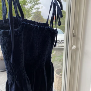 Mörkblått linne - Ett rubbat linne med volang på slutet. Stl xs, från shein o väldigt fin kvalitet. Aldrig andvänd för den ibte riktigt är min stil. Banden går att ändra löngd på🫶🏼💕