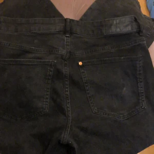 Lågmidade straightjeans - Säljer dessa byxor då de blivit för korta för mej jag är 168cm. Dom är i fint skick och har lite mer stretchigt material💕