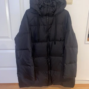 Zara Vinter jacka. Strl L  - En ny zara jacka jag köpte i år under vintern. Använd Max 3 gånger, i helt ny skick… Den är oversize så kan användas om man har strl XL också! Priset kan alltid diskuteras vid snabba köp. 