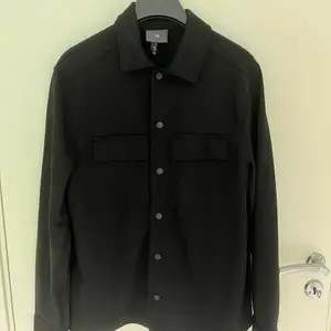 Sälje en svart overshirt från hm i storlek L, passar bra till höst och vår
